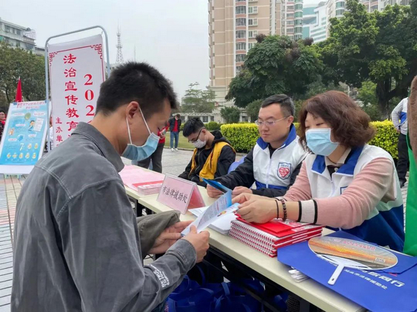 nEO_IMG_p9-学雷锋 _ 这，就是广东司法行政队伍的“雷锋”模样！ .jpg