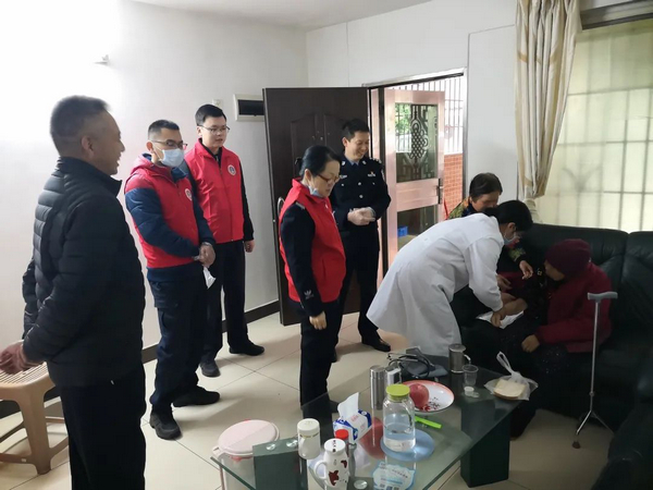 nEO_IMG_p16-学雷锋 _ 这，就是广东司法行政队伍的“雷锋”模样！ .jpg