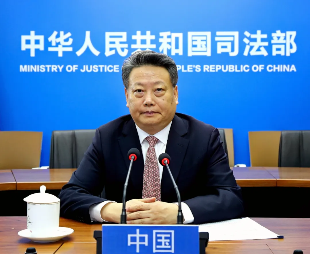 5月19日下午，司法部部长唐一军在北京出席由俄罗斯联邦司法部主办的圣彼得堡国际法律论坛全体会议并发言。论坛以视频形式举办，主题为“依法接种”，旨在加强各国法律界交流合作，依法推进疫情防控。.png