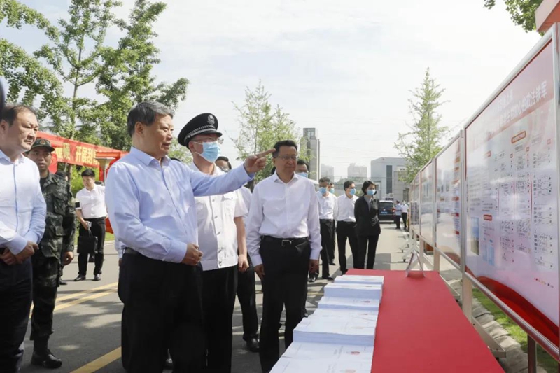 唐一军在四川省调研时强调坚持以学习贯彻习近平法治思想为主线着力推进全面依法治国不断取得新成效1.jpg