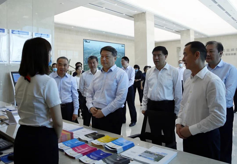 唐一军在四川省调研时强调坚持以学习贯彻习近平法治思想为主线着力推进全面依法治国不断取得新成效2.jpg
