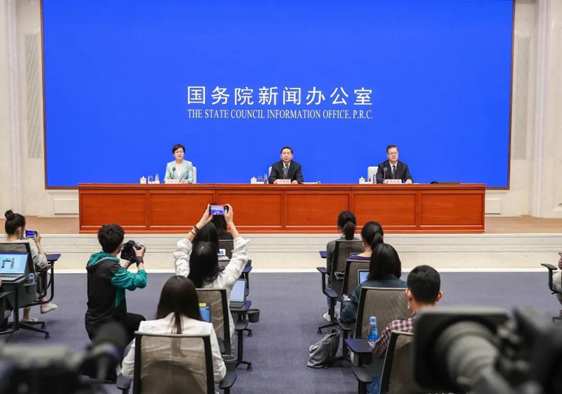 《关于优化公证服务更好利企便民的意见》即将印发。记者今天从国务院政策例行吹风会上获悉了这一消息，司法部副部长熊选国在吹风会上介绍了意见的相关情况。.jpg