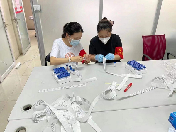 nEO_IMG_p9-无惧高温酷暑暴雨倾盆，广州司法行政人全力支援防疫战疫.jpg
