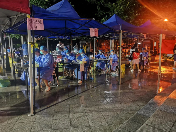 nEO_IMG_p13-无惧高温酷暑暴雨倾盆，广州司法行政人全力支援防疫战疫.jpg