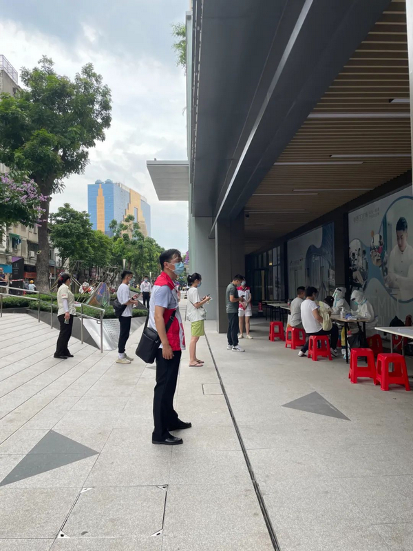 nEO_IMG_p5-无惧高温酷暑暴雨倾盆，广州司法行政人全力支援防疫战疫.jpg