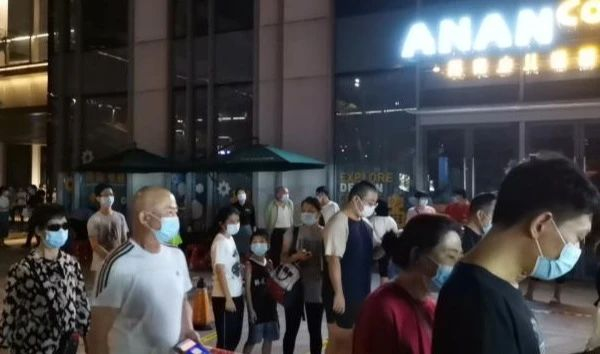 nEO_IMG_p4-我为群众办实事丨广州南沙夜空下最美疫情防控“守夜人”！.jpg
