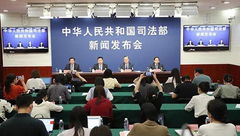 以法律服务和法治保障助力乡村振兴司法部与国家乡村振兴局相关部门负责人就“乡村振兴法治同行”答记者问.jpg